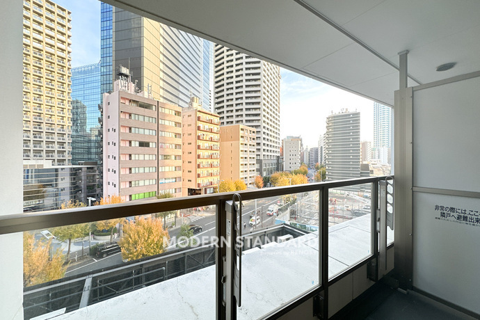 ザ・パークハウス西新宿タワー60 5階 1R 157,140円〜166,860円のバルコニー1-slider