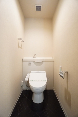 東京ツインパークス　ライトウィング 5階 1LDK 237,650円〜252,350円のトイレ1-slider